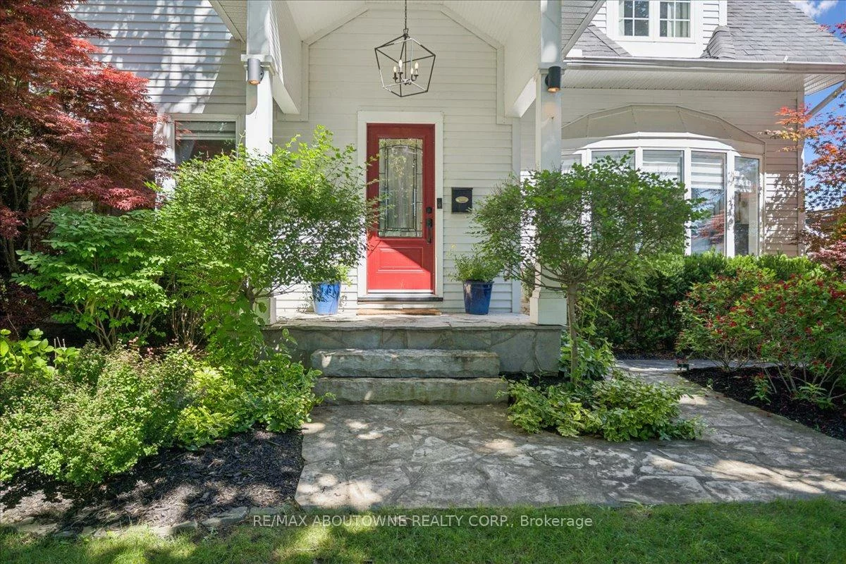 489, Rebecca, 1020 - WO West, Oakville