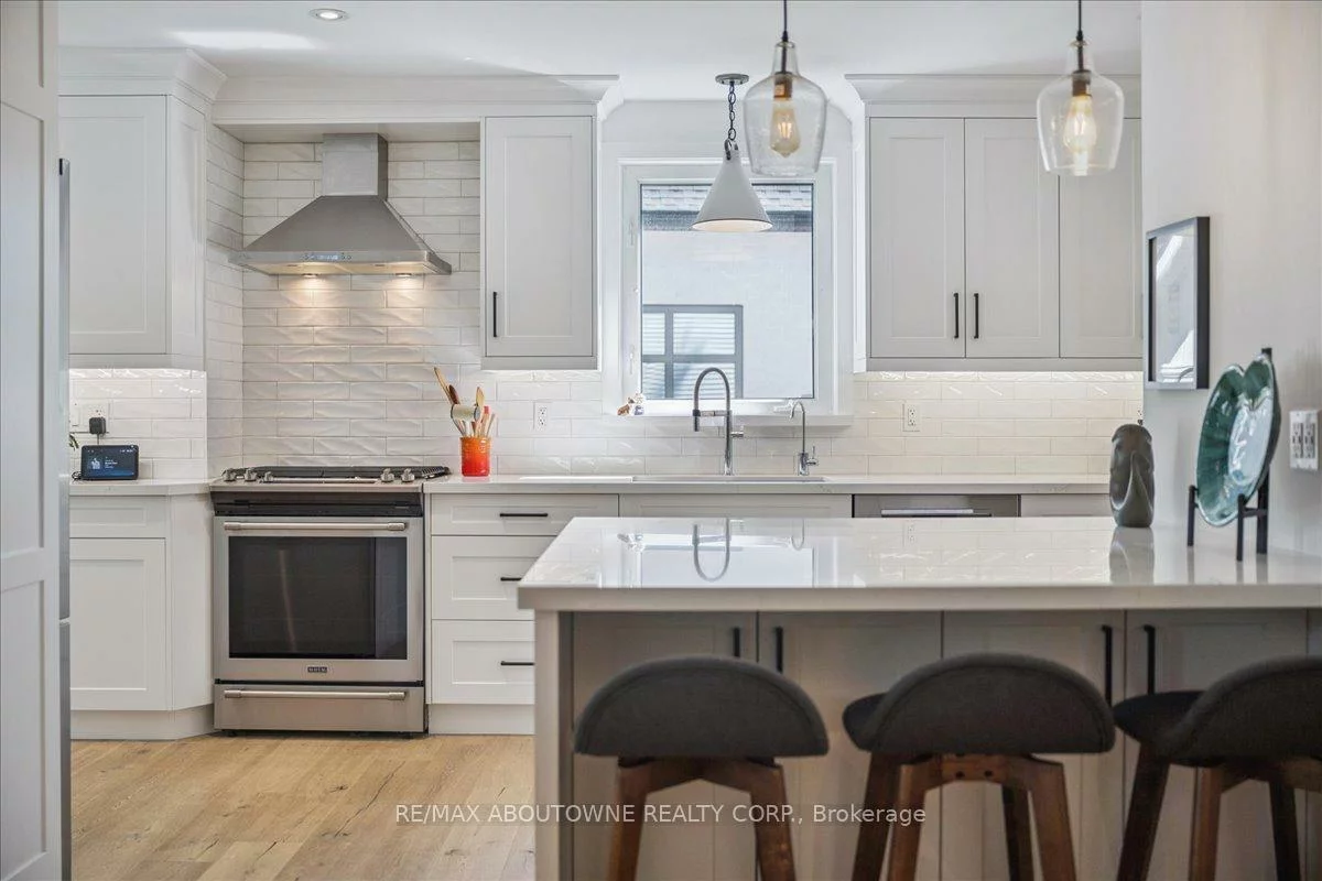 489, Rebecca, 1020 - WO West, Oakville