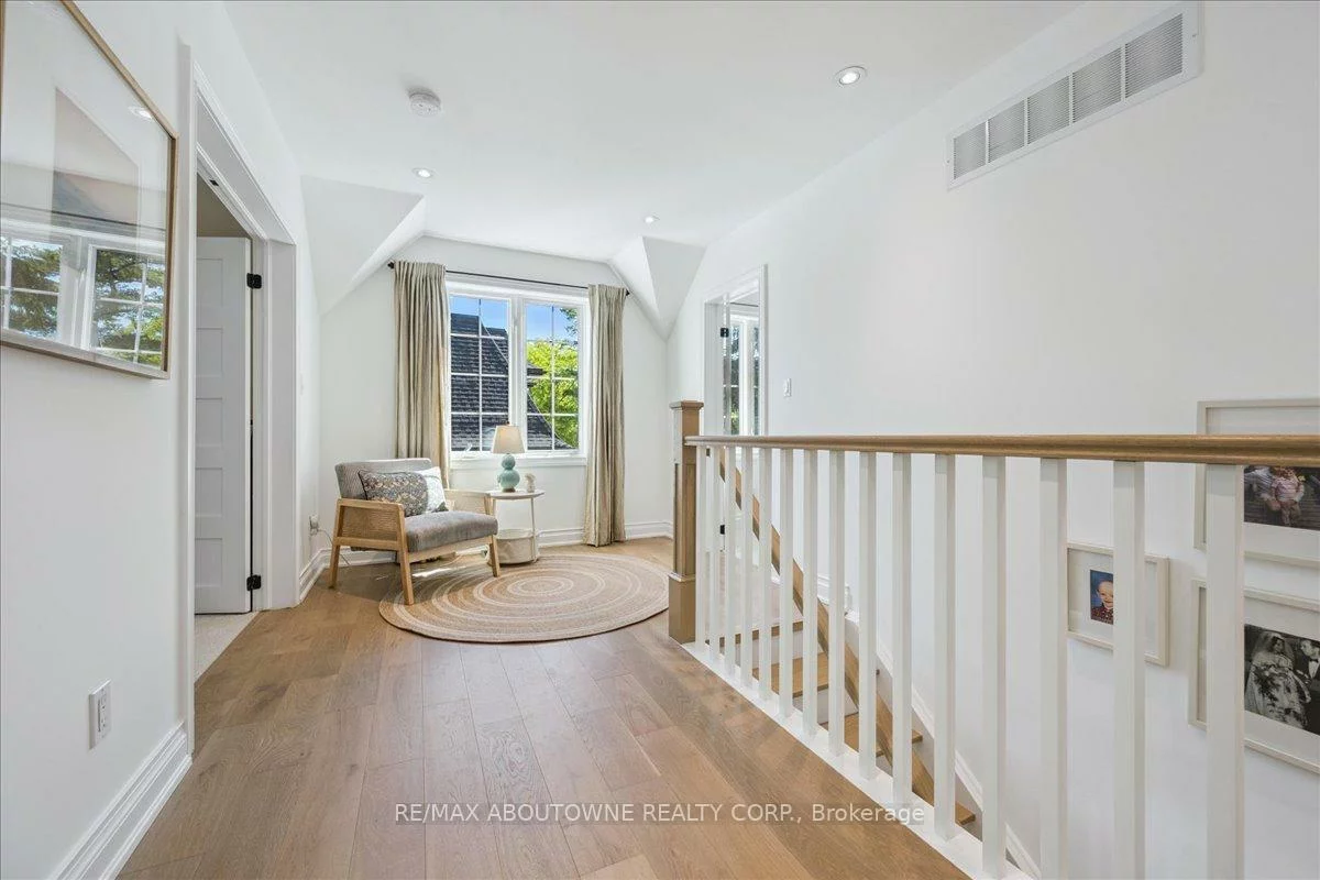 489, Rebecca, 1020 - WO West, Oakville