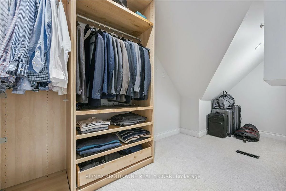 489, Rebecca, 1020 - WO West, Oakville