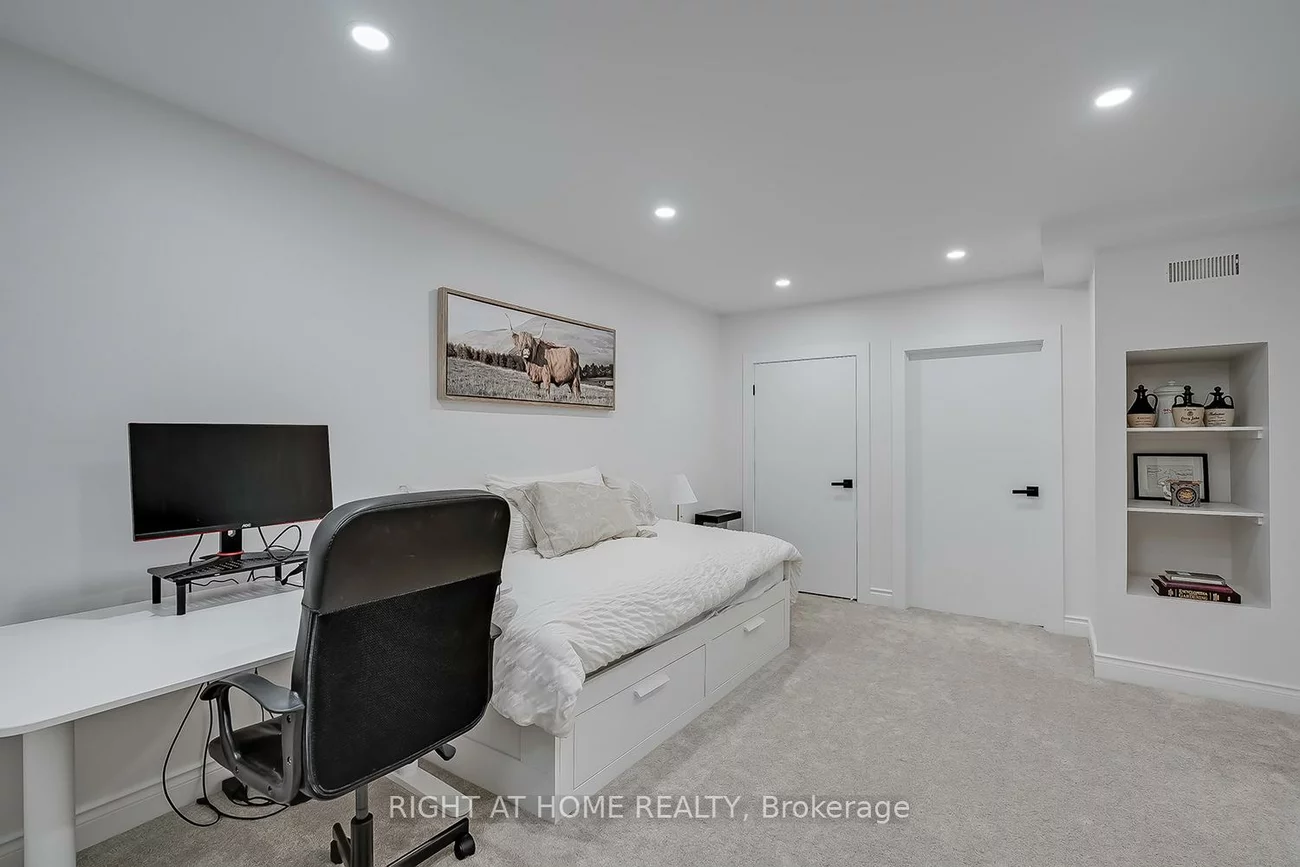 2033, Trawden, 1000 - BC Bronte Creek, Oakville