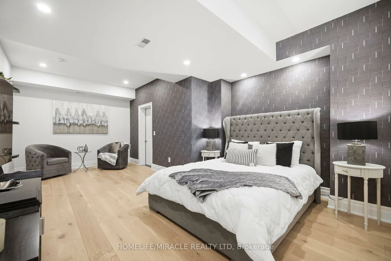 225, Prince George, 1017 - SW Southwest, Oakville