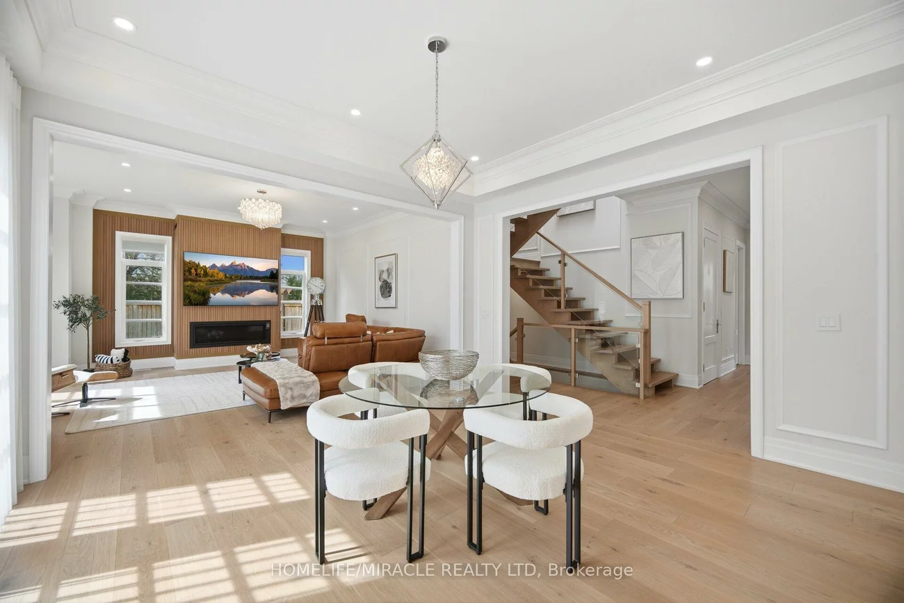 225, Prince George, 1017 - SW Southwest, Oakville