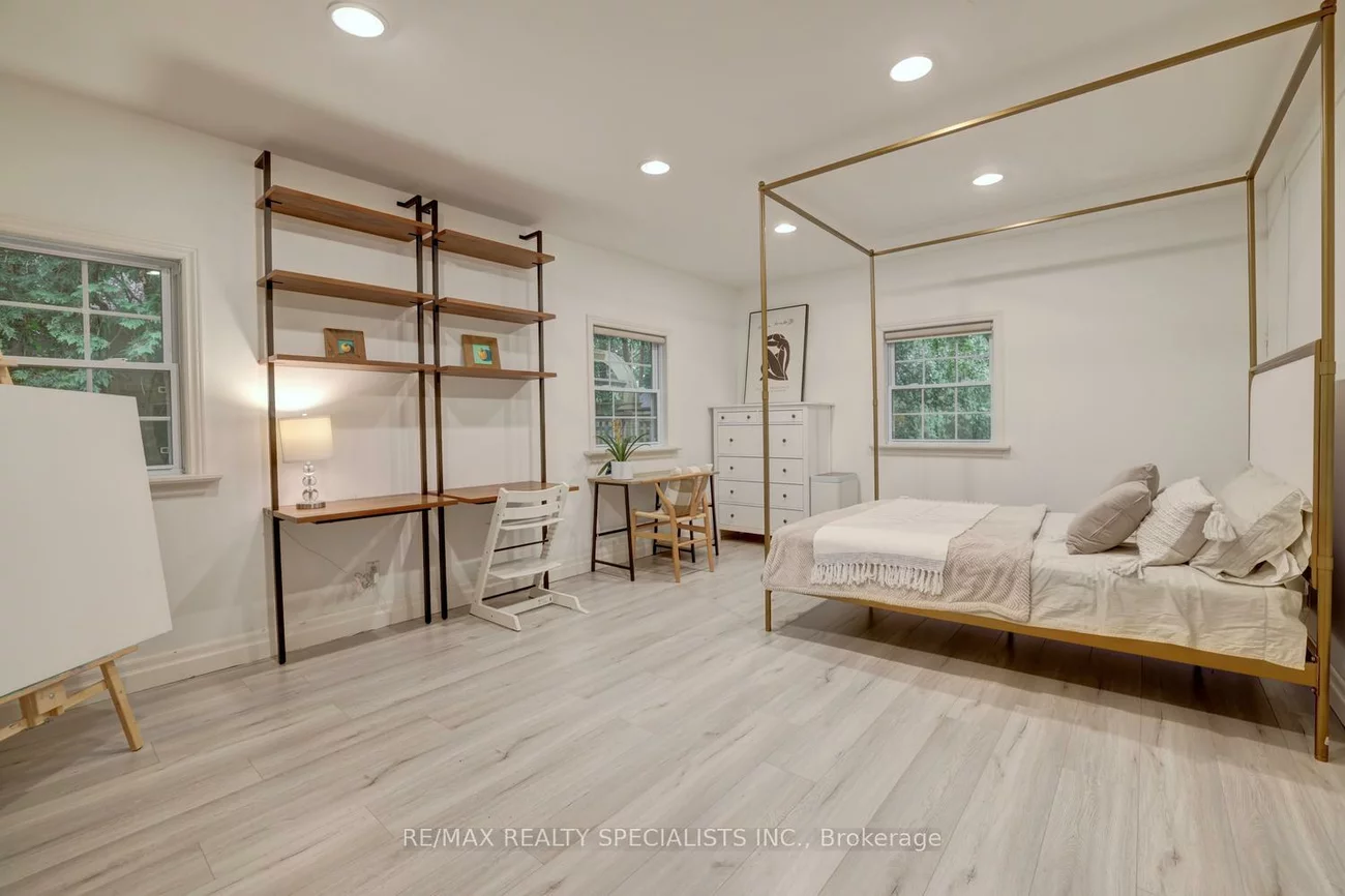 406, Christina, 1017 - SW Southwest, Oakville