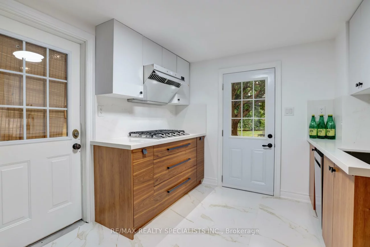 406, Christina, 1017 - SW Southwest, Oakville