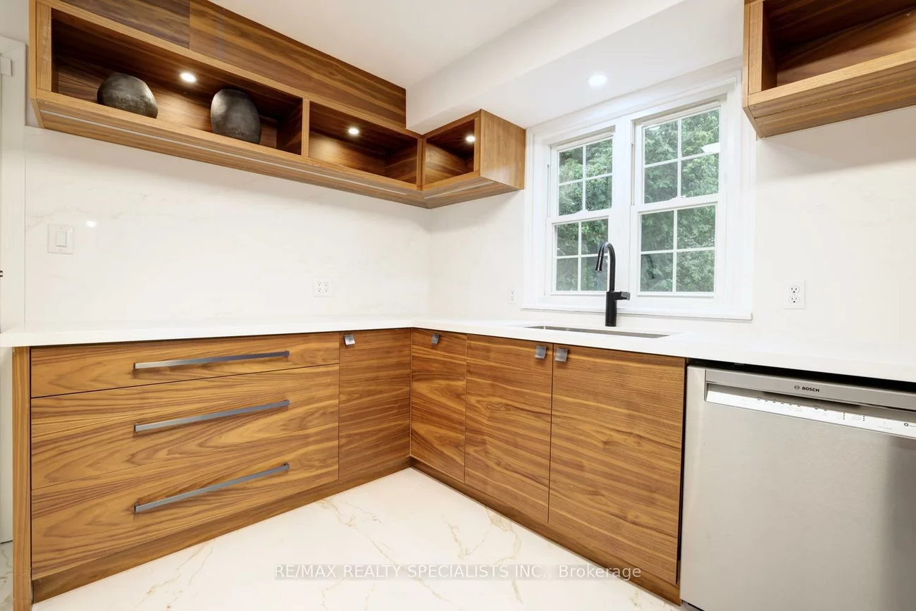 406, Christina, 1017 - SW Southwest, Oakville