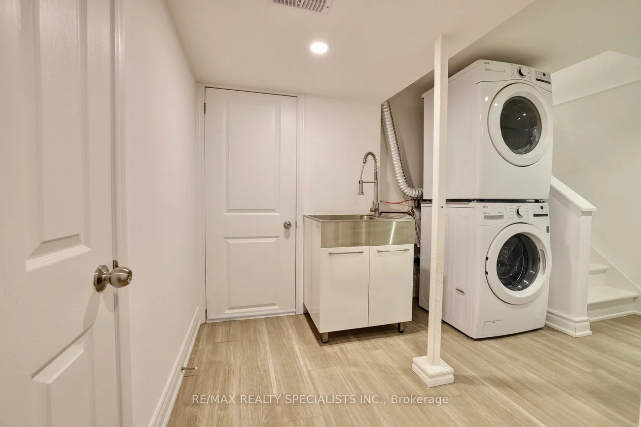 406, Christina, 1017 - SW Southwest, Oakville