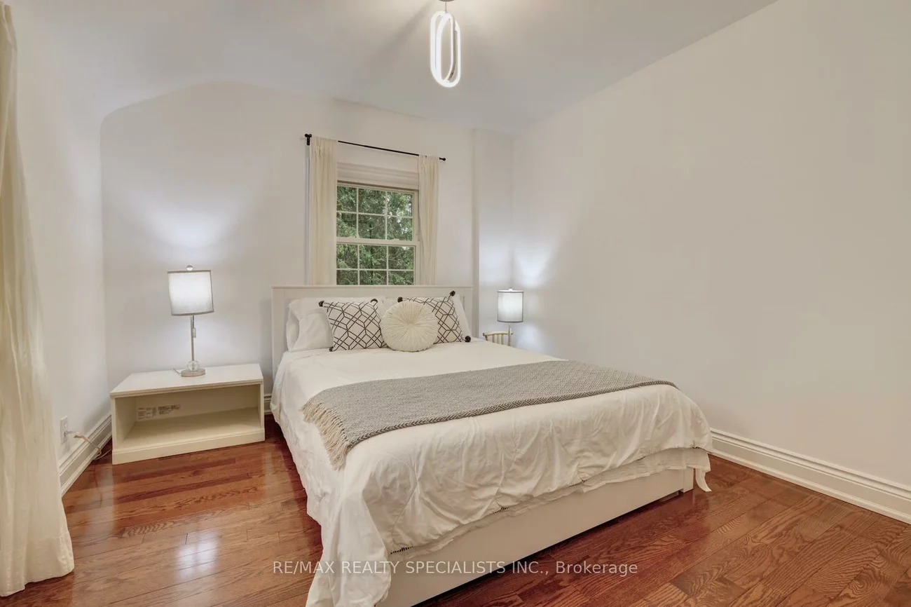 406, Christina, 1017 - SW Southwest, Oakville