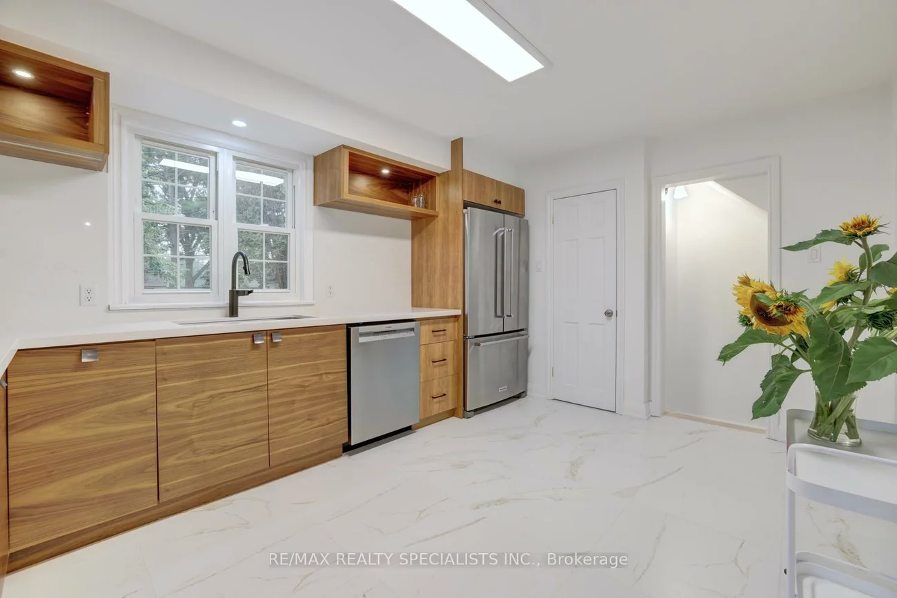 406, Christina, 1017 - SW Southwest, Oakville