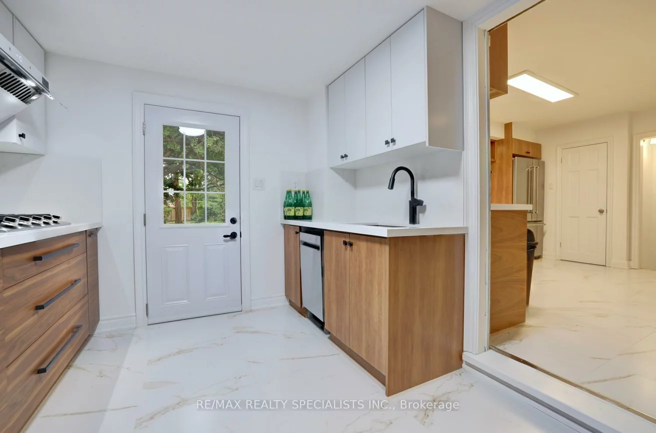 406, Christina, 1017 - SW Southwest, Oakville