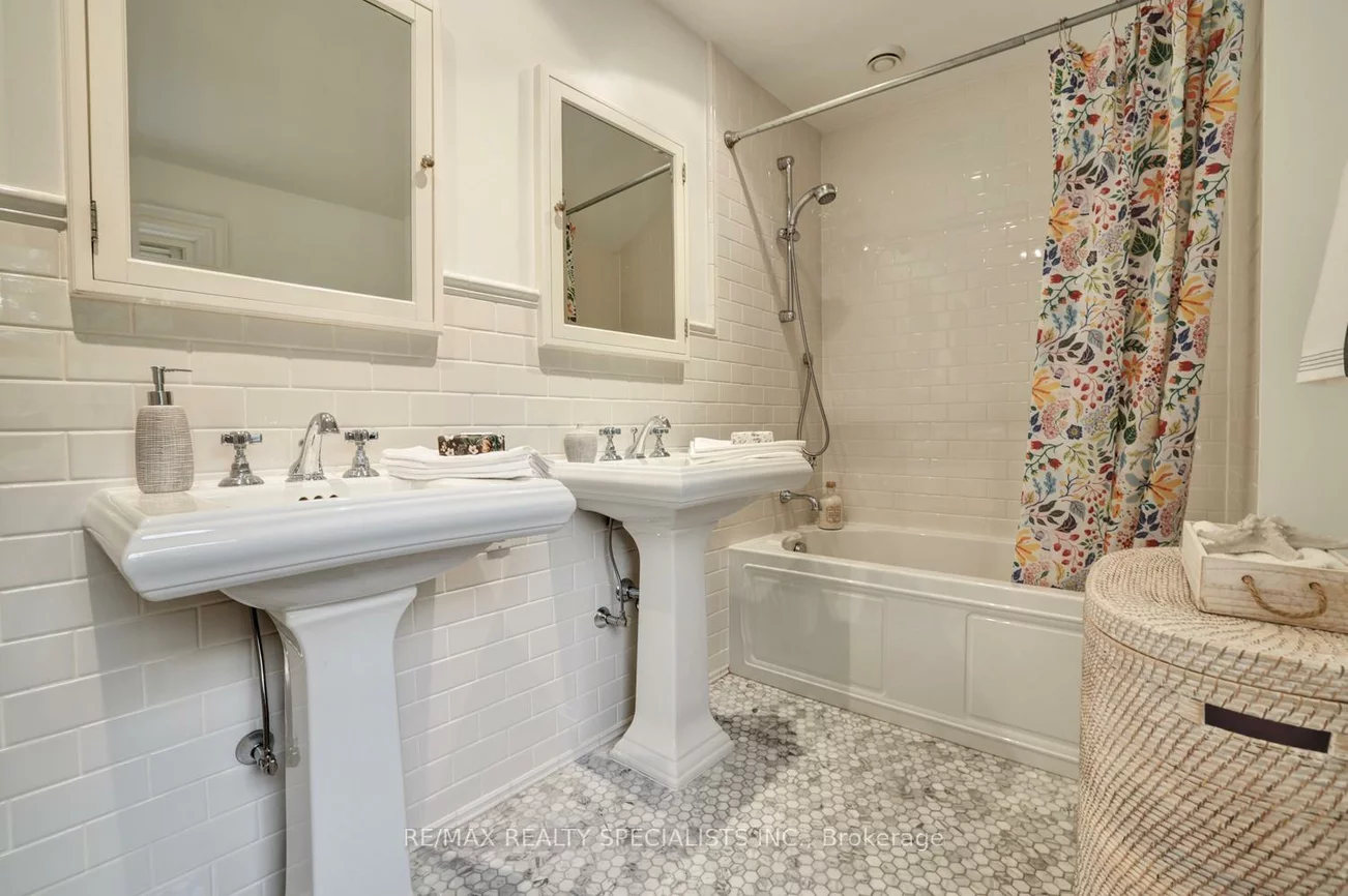 406, Christina, 1017 - SW Southwest, Oakville