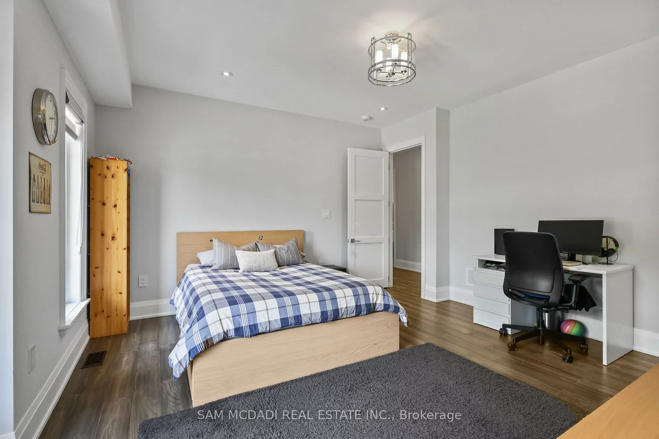 390, Sandhurst, 1020 - WO West, Oakville