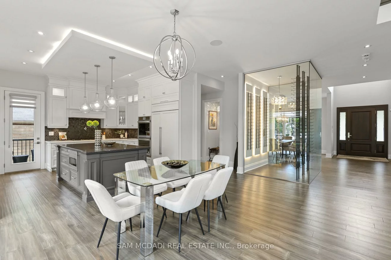 390, Sandhurst, 1020 - WO West, Oakville
