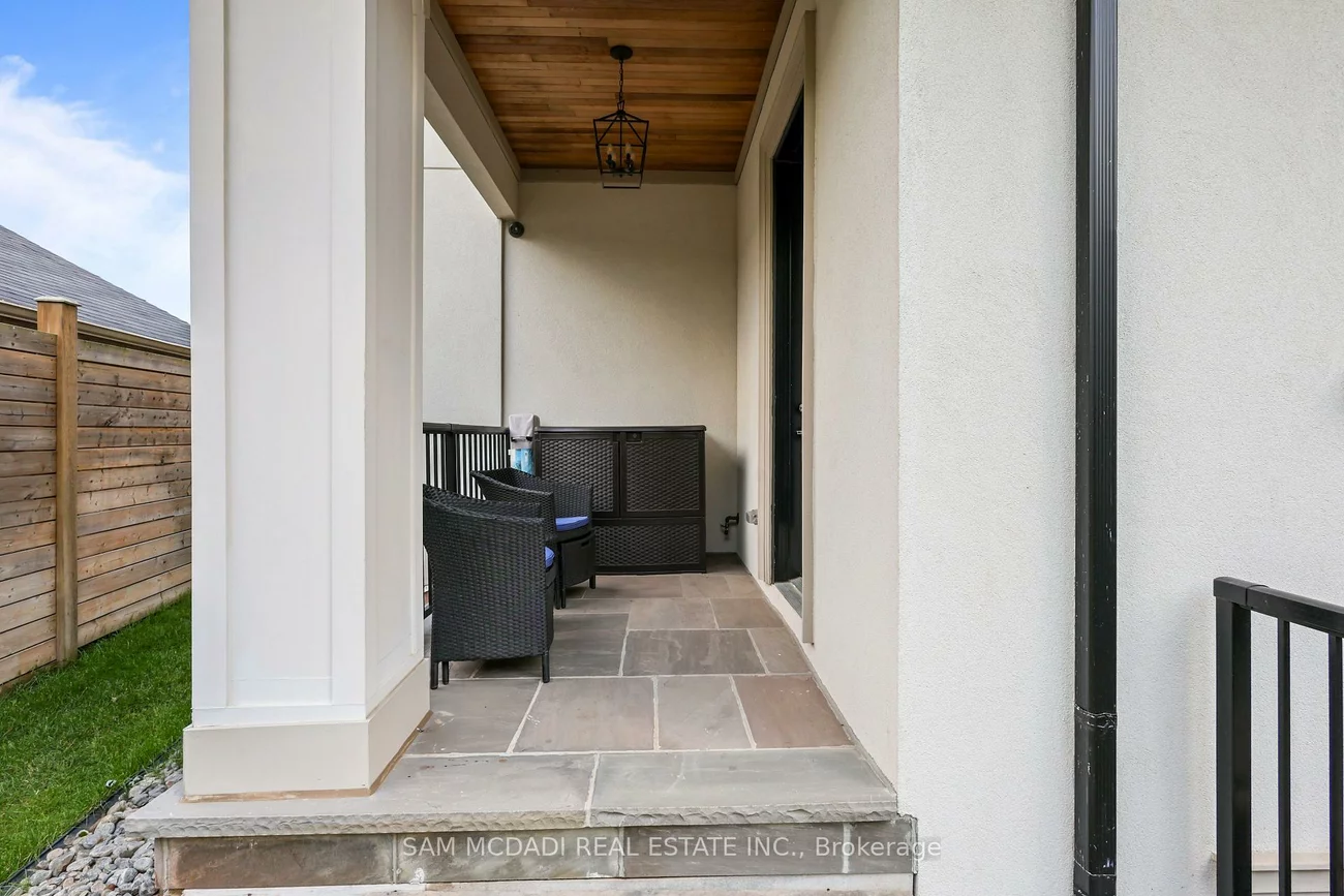390, Sandhurst, 1020 - WO West, Oakville