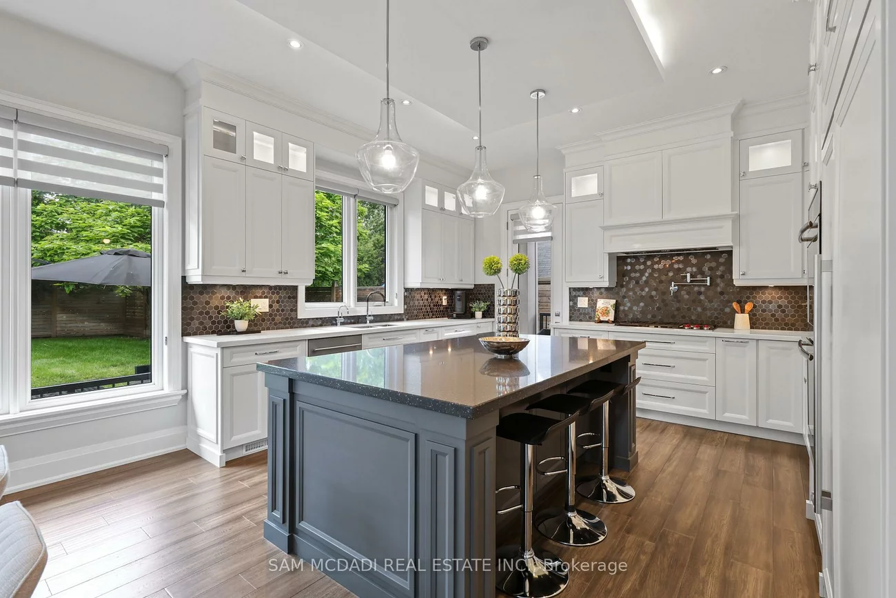 390, Sandhurst, 1020 - WO West, Oakville