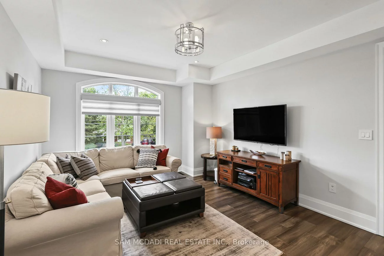 390, Sandhurst, 1020 - WO West, Oakville