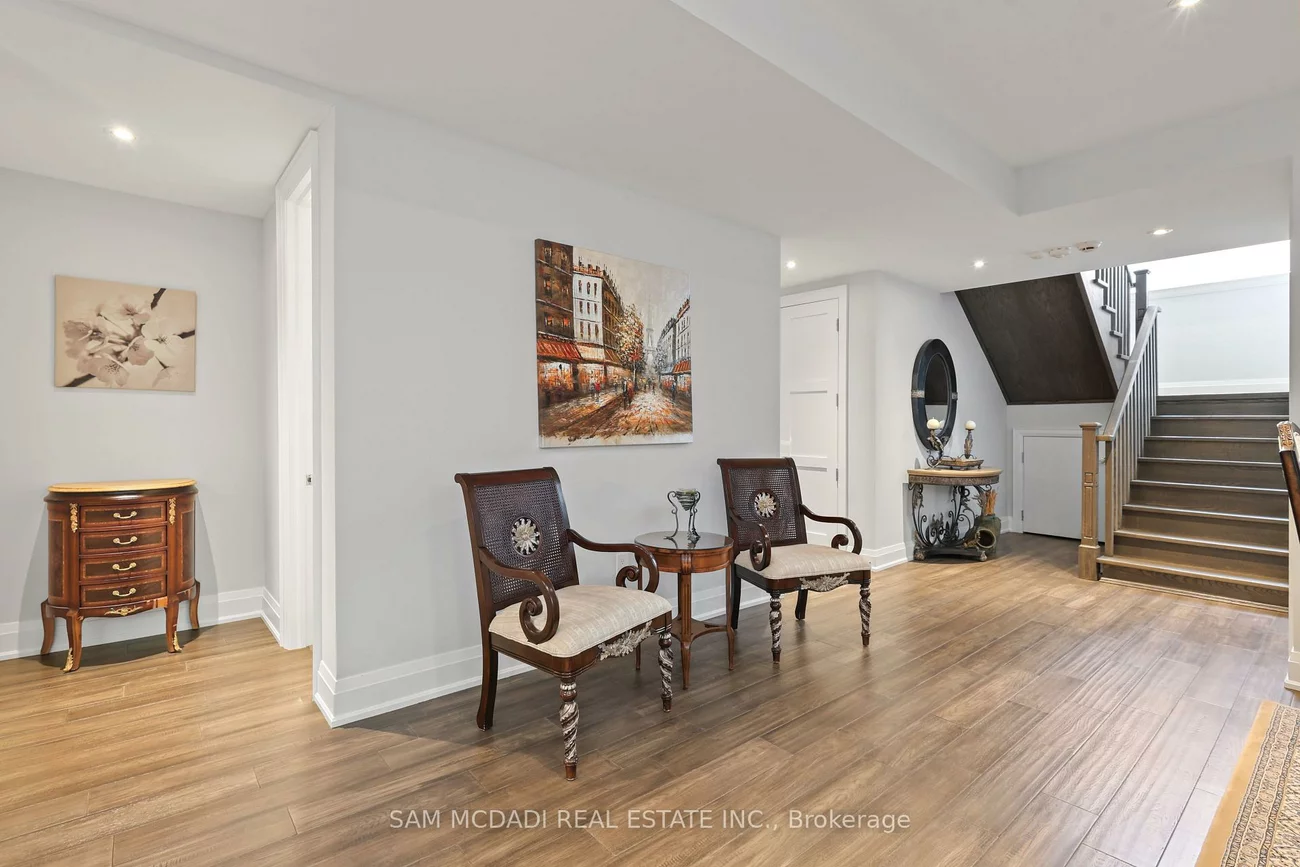 390, Sandhurst, 1020 - WO West, Oakville