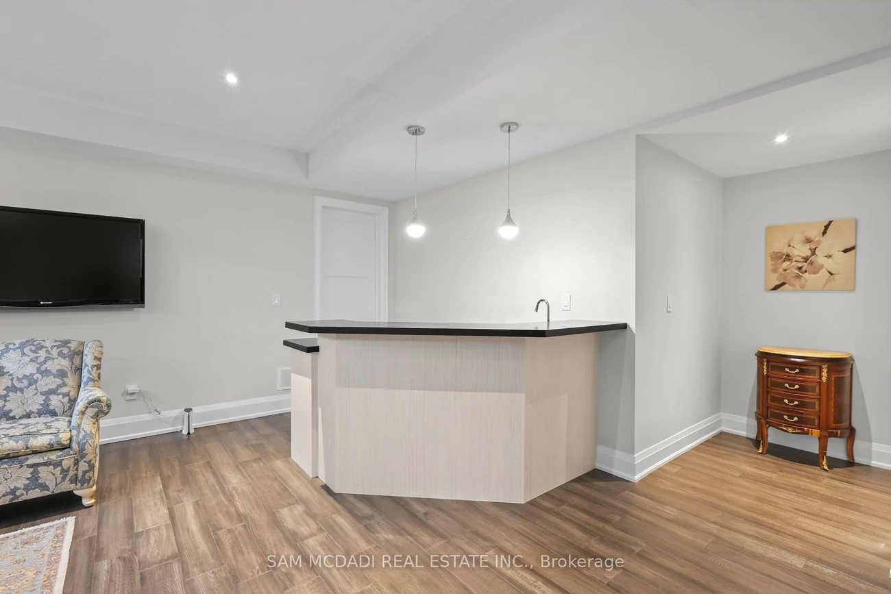 390, Sandhurst, 1020 - WO West, Oakville