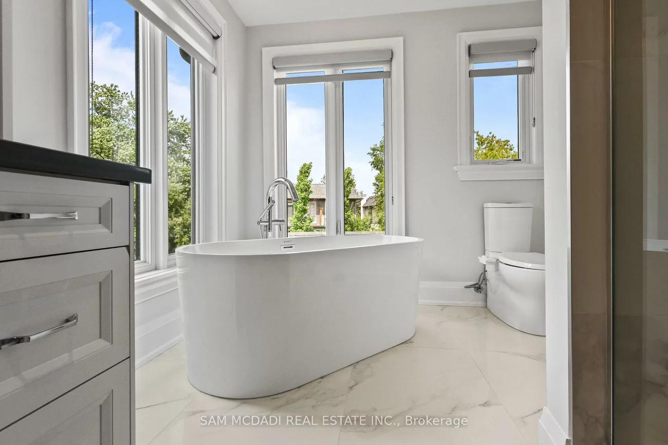 390, Sandhurst, 1020 - WO West, Oakville