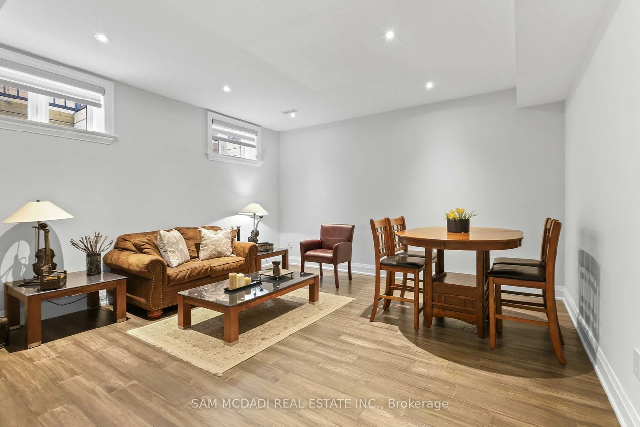 390, Sandhurst, 1020 - WO West, Oakville