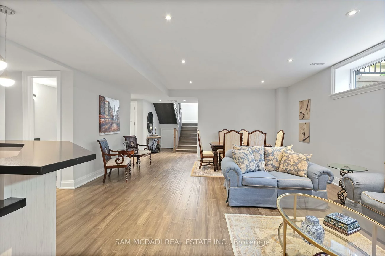 390, Sandhurst, 1020 - WO West, Oakville