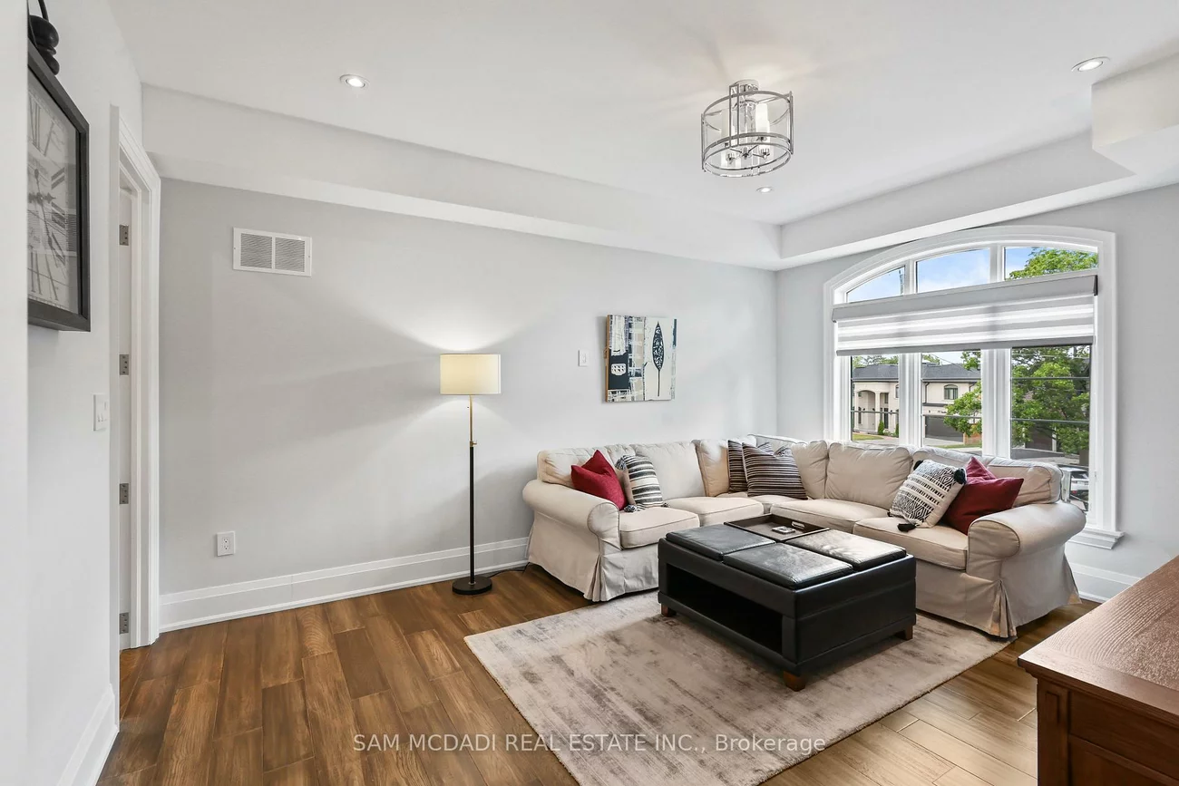 390, Sandhurst, 1020 - WO West, Oakville