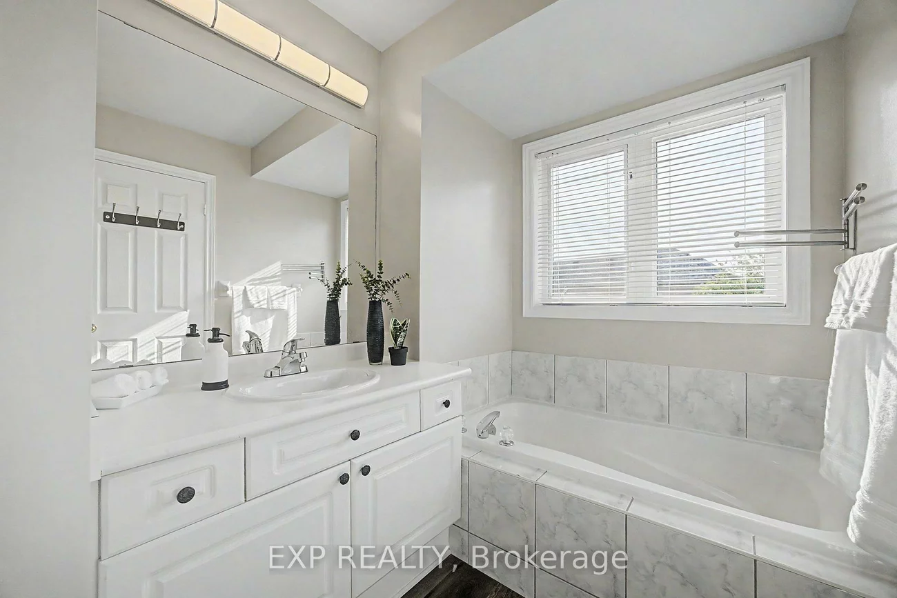 379, Grovehill, 1015 - RO River Oaks, Oakville
