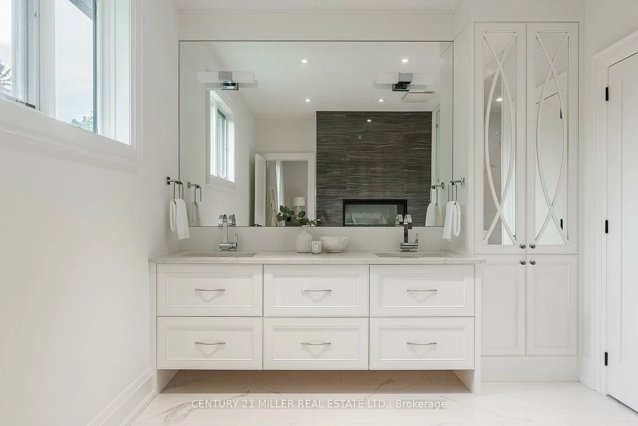 2458, Meadowood, 1001 - BR Bronte, Oakville