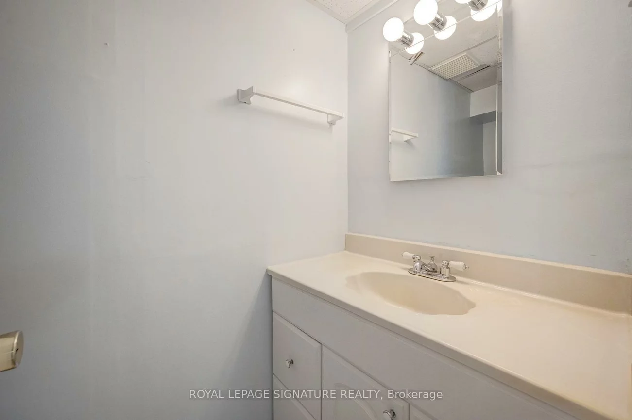 77, McCraney, 1003 - CP College Park, Oakville