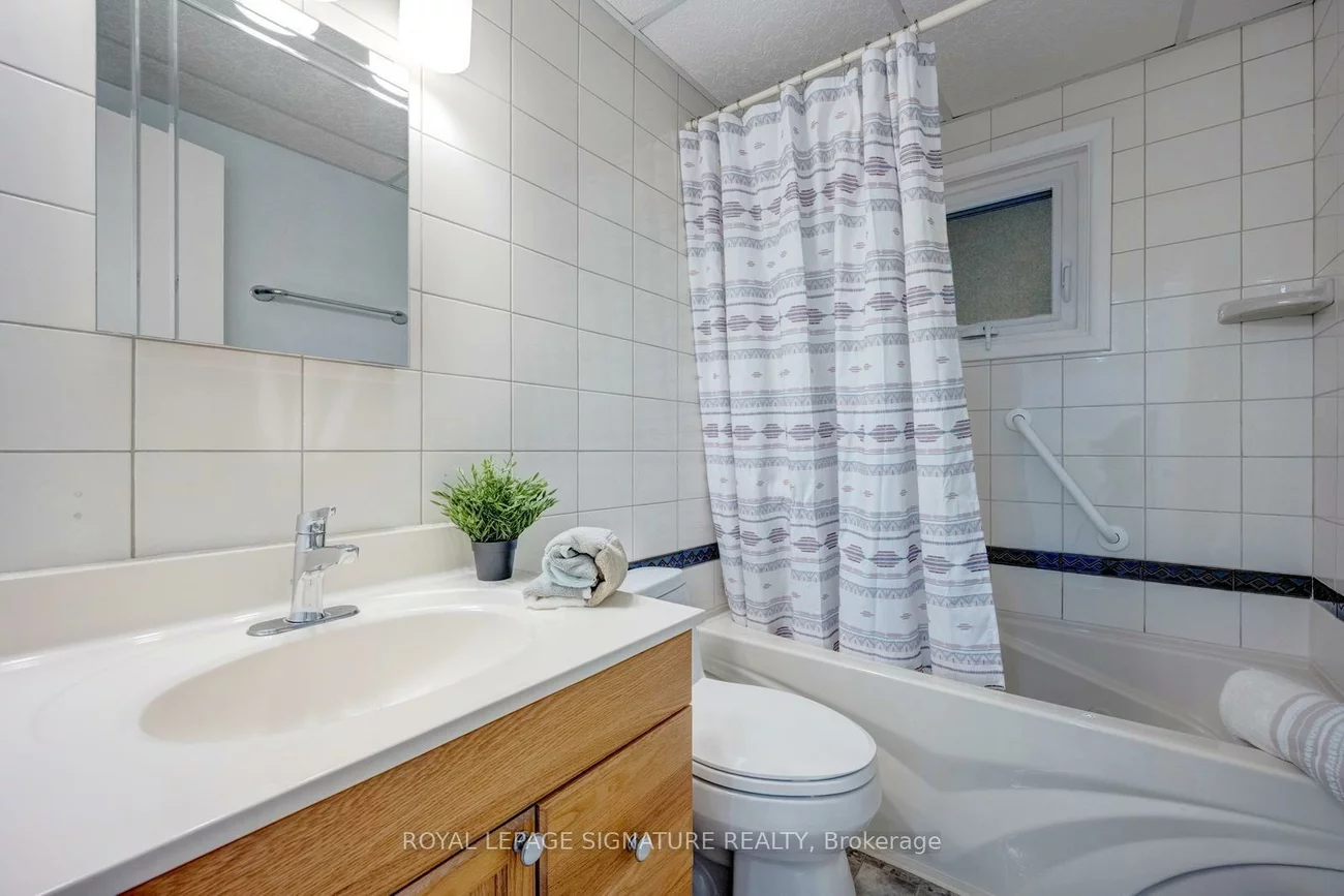 77, McCraney, 1003 - CP College Park, Oakville