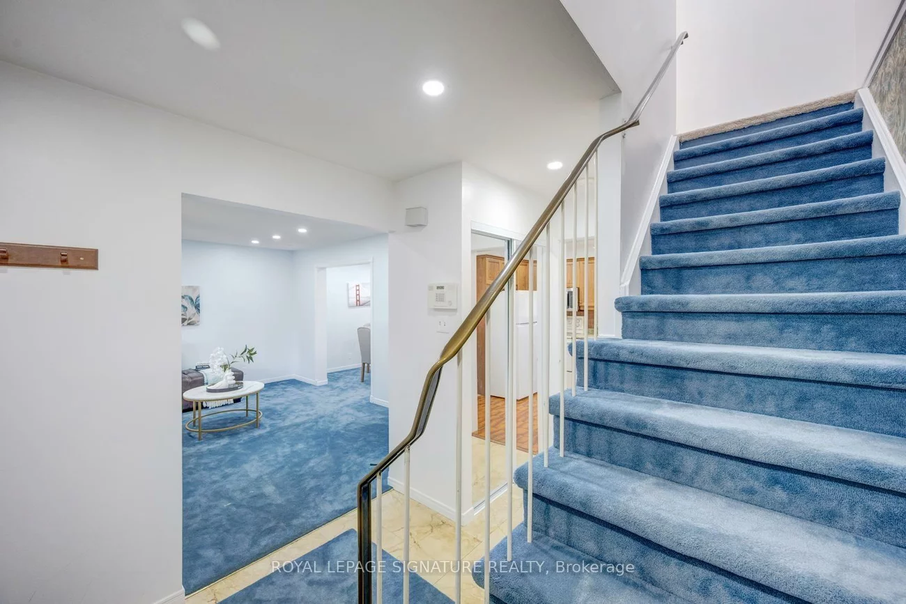 77, McCraney, 1003 - CP College Park, Oakville