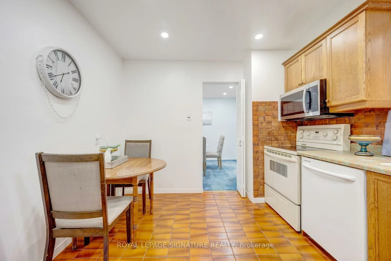 77, McCraney, 1003 - CP College Park, Oakville