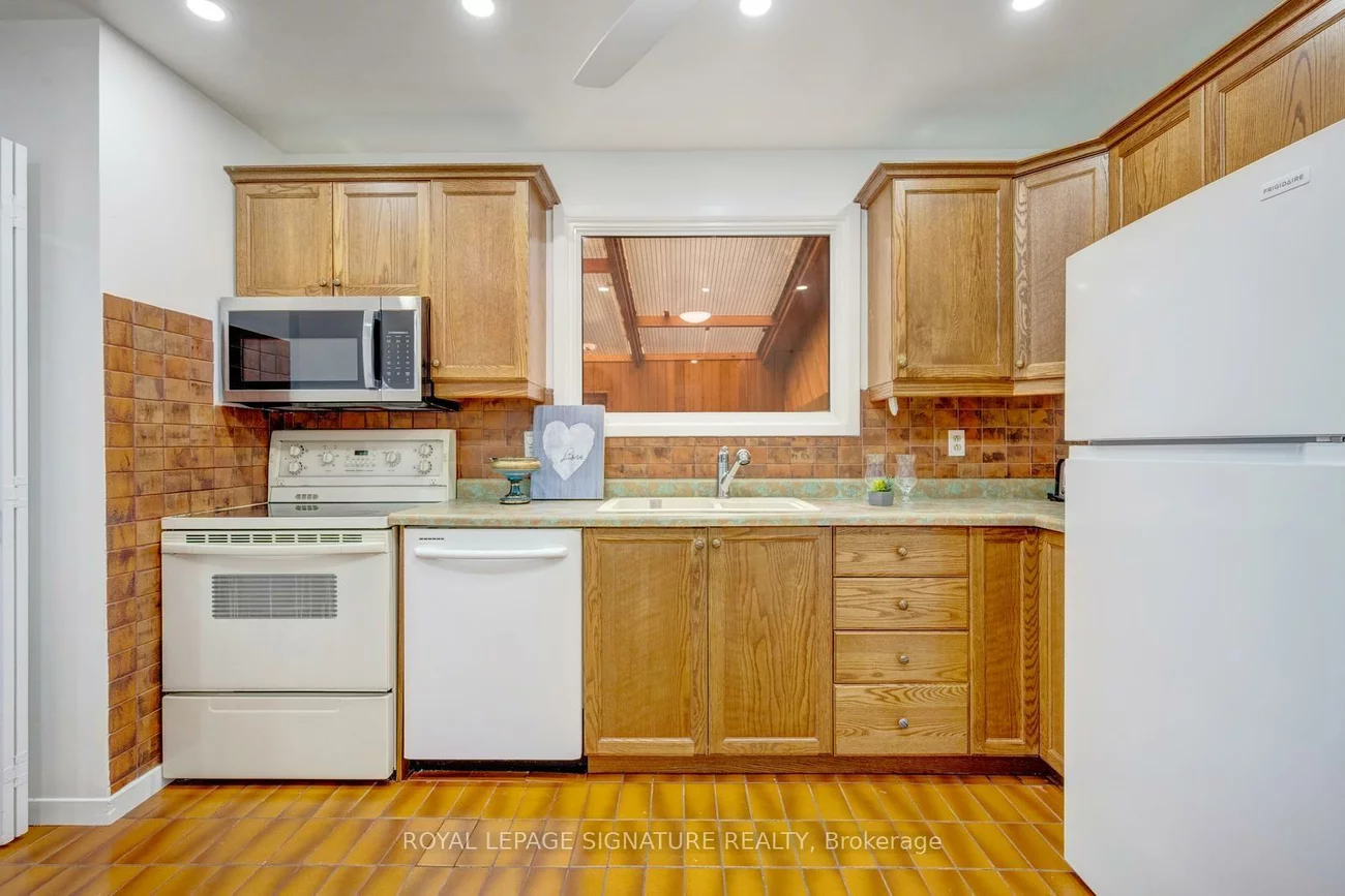 77, McCraney, 1003 - CP College Park, Oakville