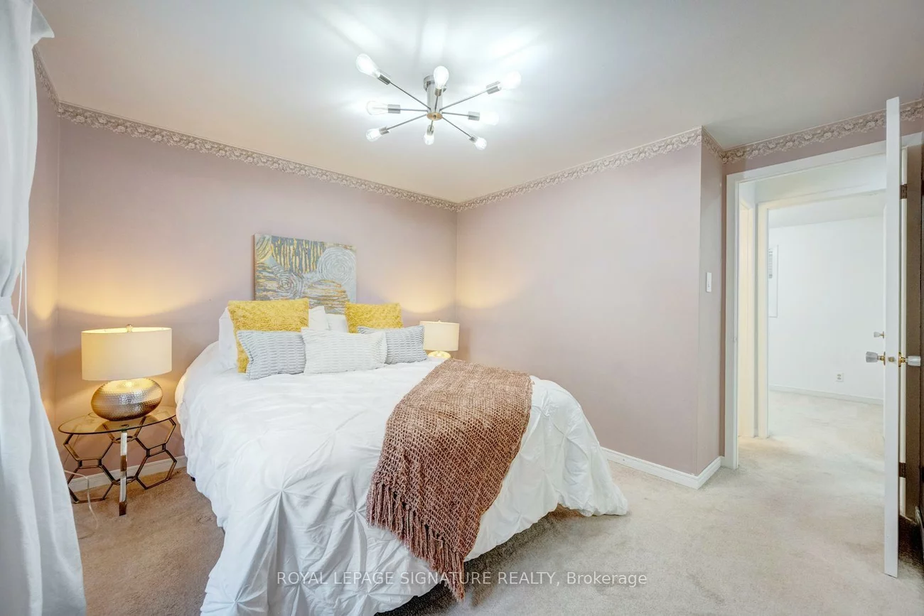 77, McCraney, 1003 - CP College Park, Oakville