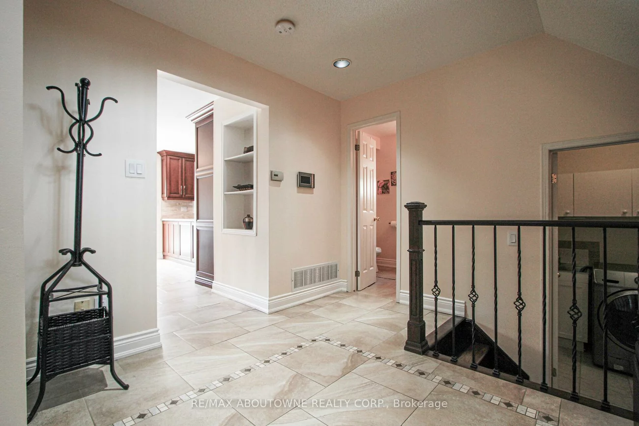2216, NORFOLK, 1015 - RO River Oaks, Oakville