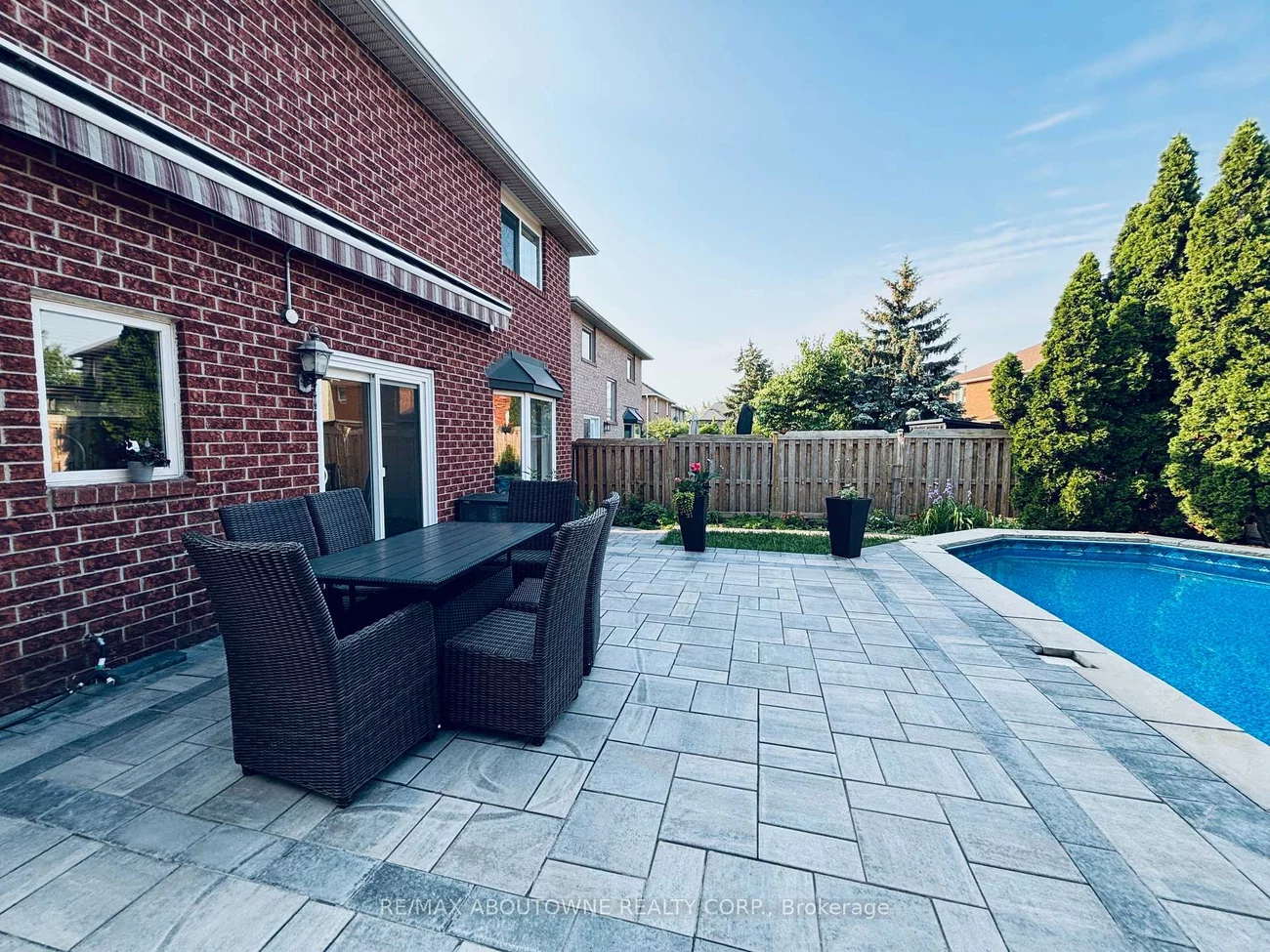 2216, NORFOLK, 1015 - RO River Oaks, Oakville