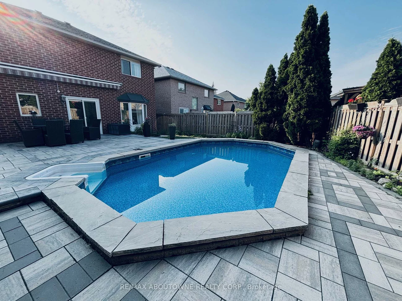 2216, NORFOLK, 1015 - RO River Oaks, Oakville