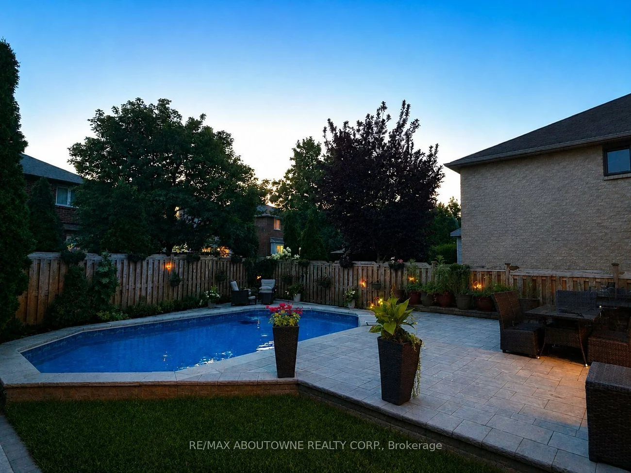 2216, NORFOLK, 1015 - RO River Oaks, Oakville