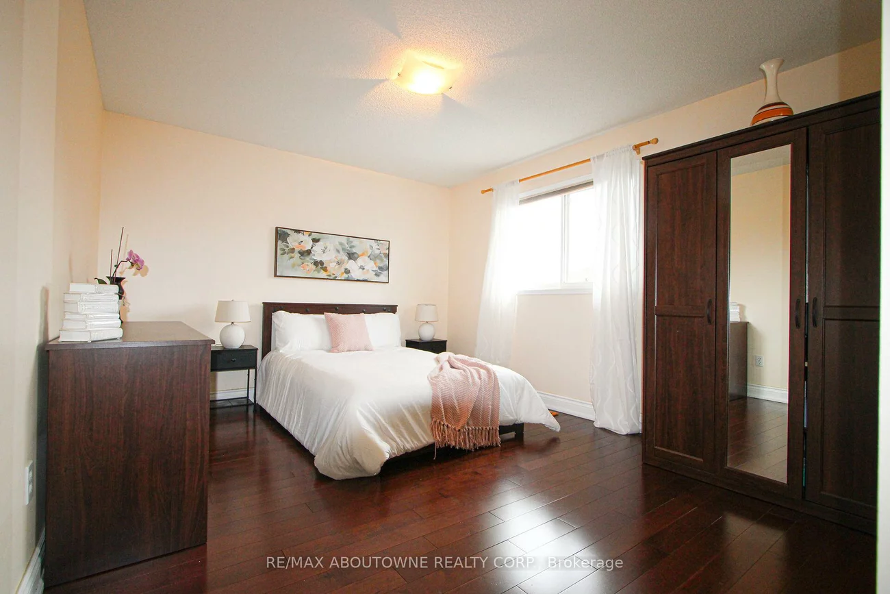 2216, NORFOLK, 1015 - RO River Oaks, Oakville