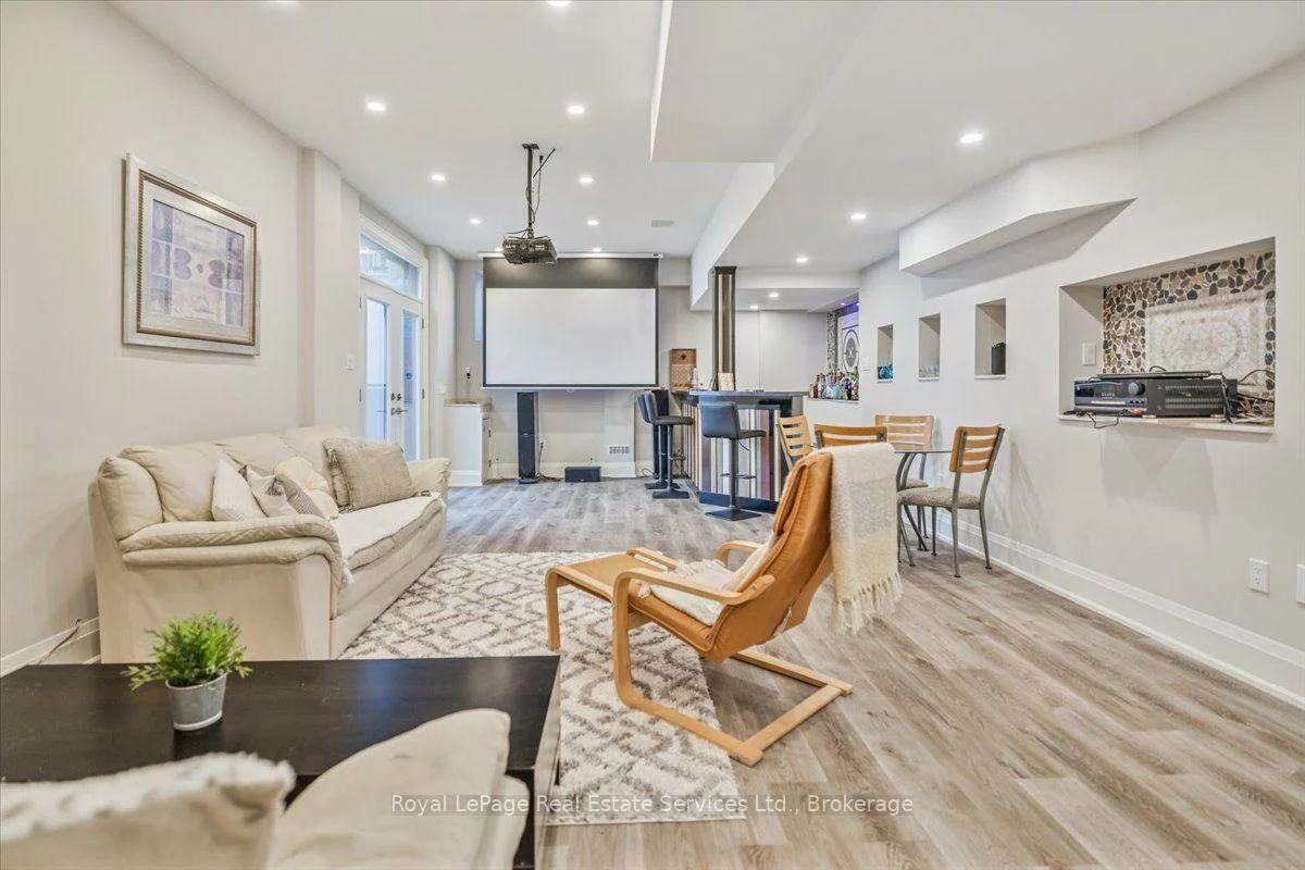1211, Pinegrove, 1020 - WO West, Oakville