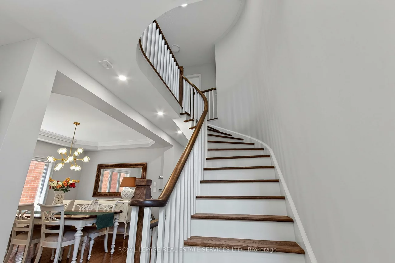 2329, Glenfield, 1022 - WT West Oak Trails, Oakville