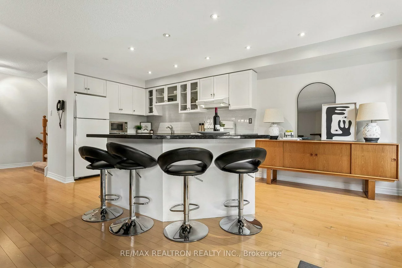 2537, Addingham, 1004 - CV Clearview, Oakville
