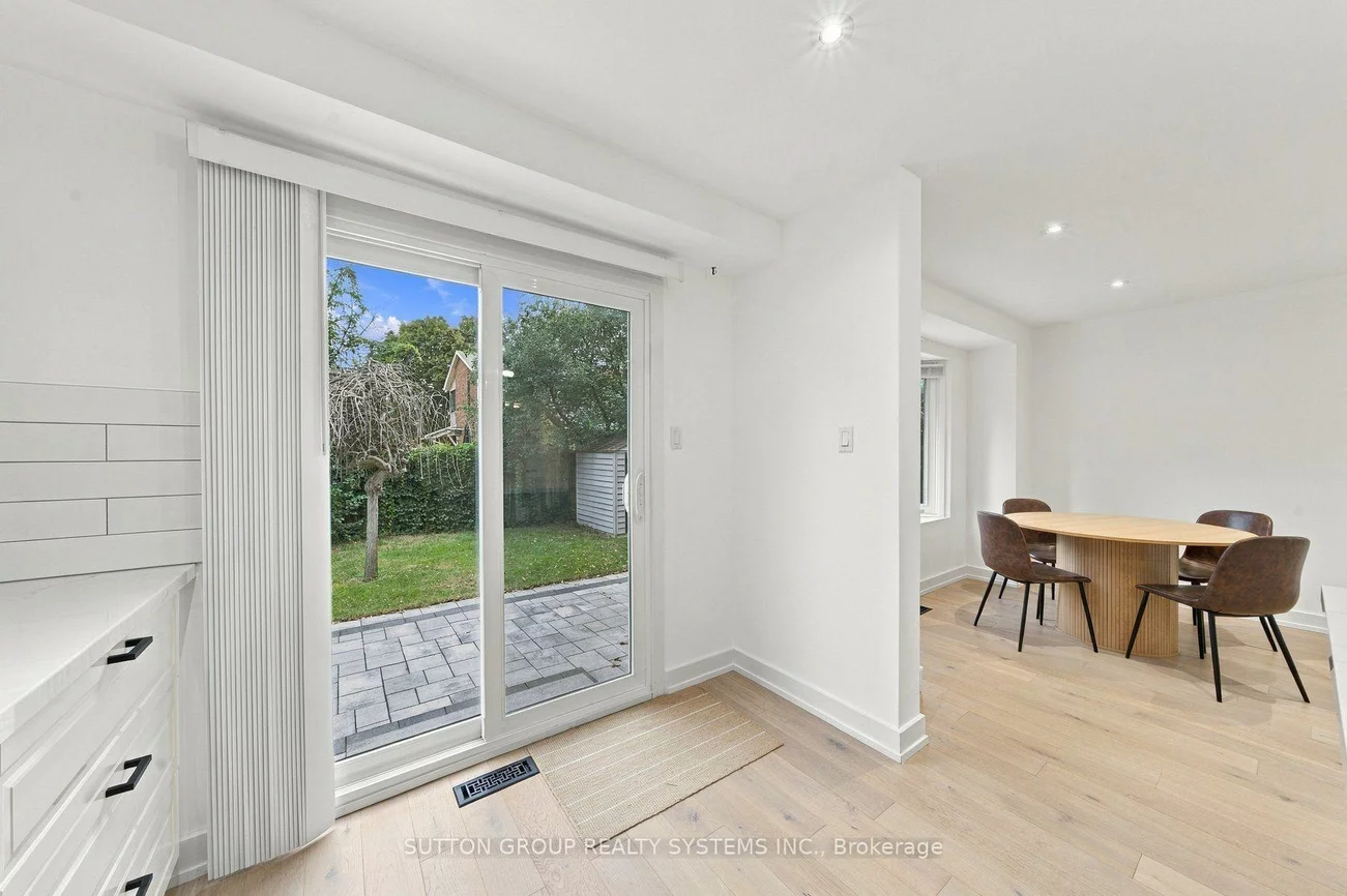 2250, Munn's, 1015 - RO River Oaks, Oakville