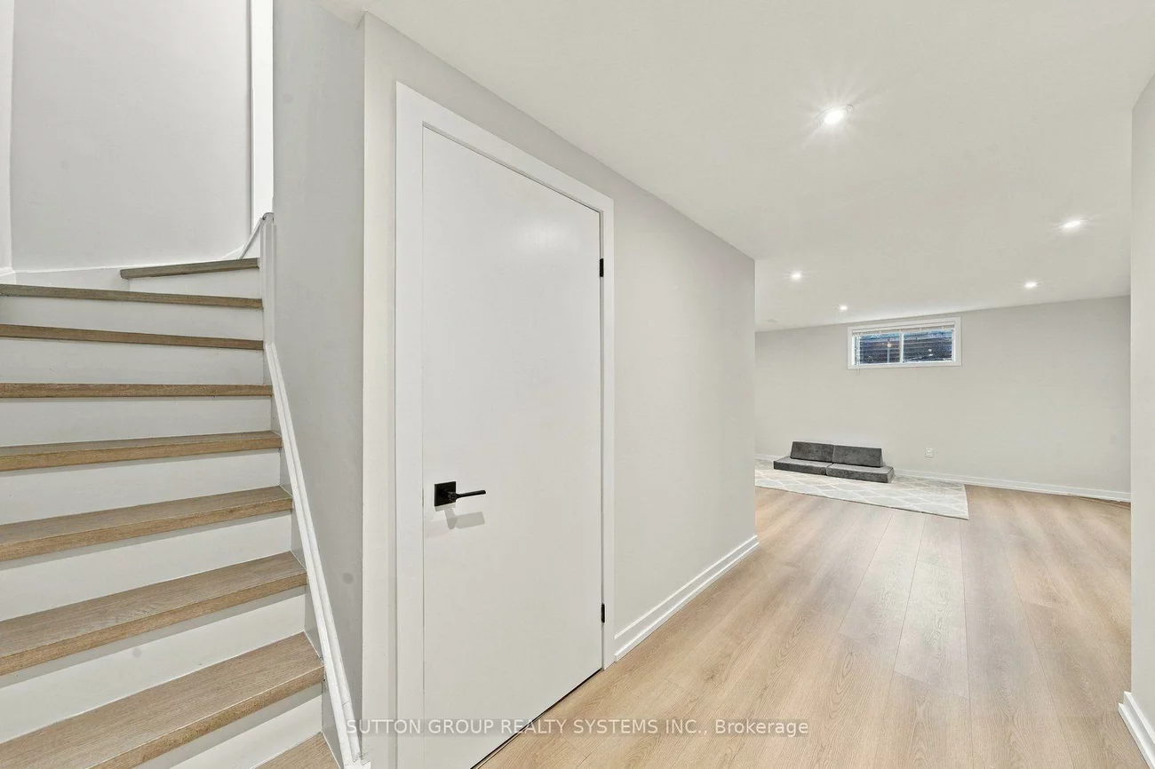 2250, Munn's, 1015 - RO River Oaks, Oakville