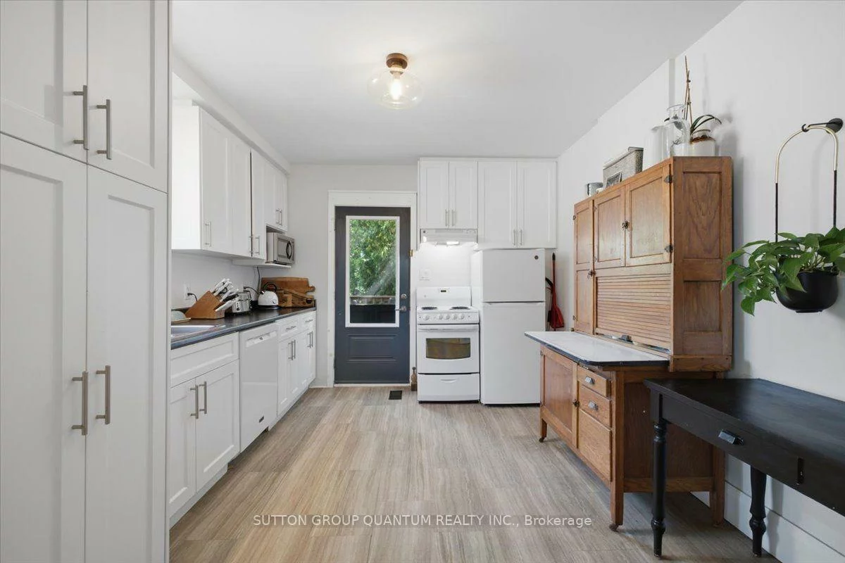 137, Chisholm, 1002 - CO Central, Oakville