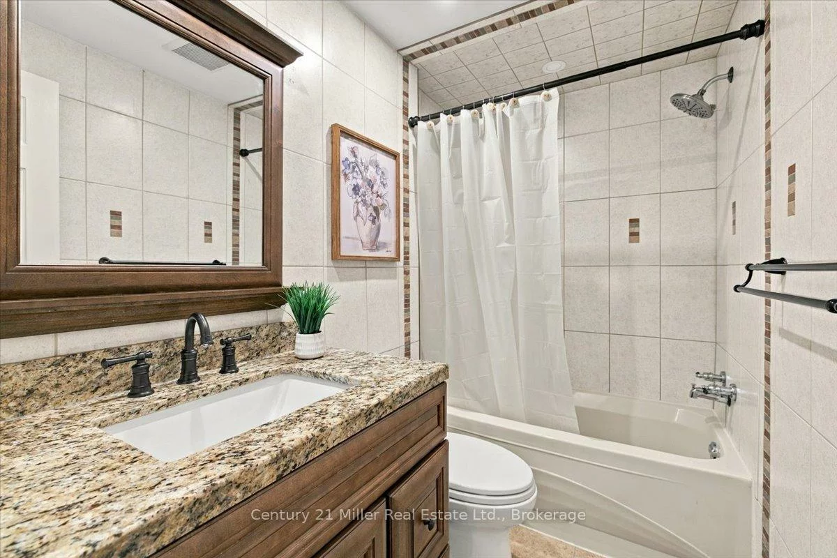 37, Tulip, 1001 - BR Bronte, Oakville