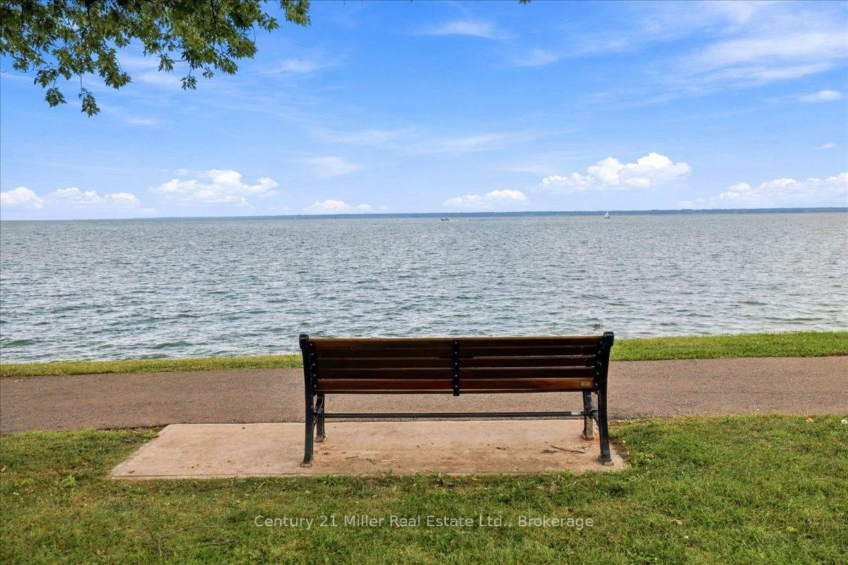 37, Tulip, 1001 - BR Bronte, Oakville