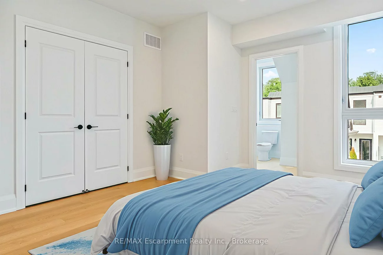 138, East, 1001 - BR Bronte, Oakville
