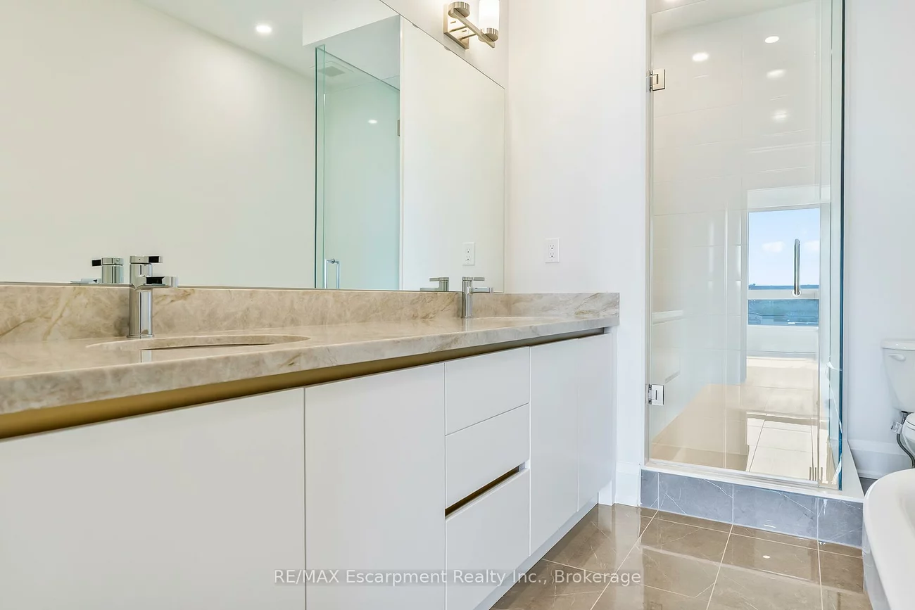 138, East, 1001 - BR Bronte, Oakville