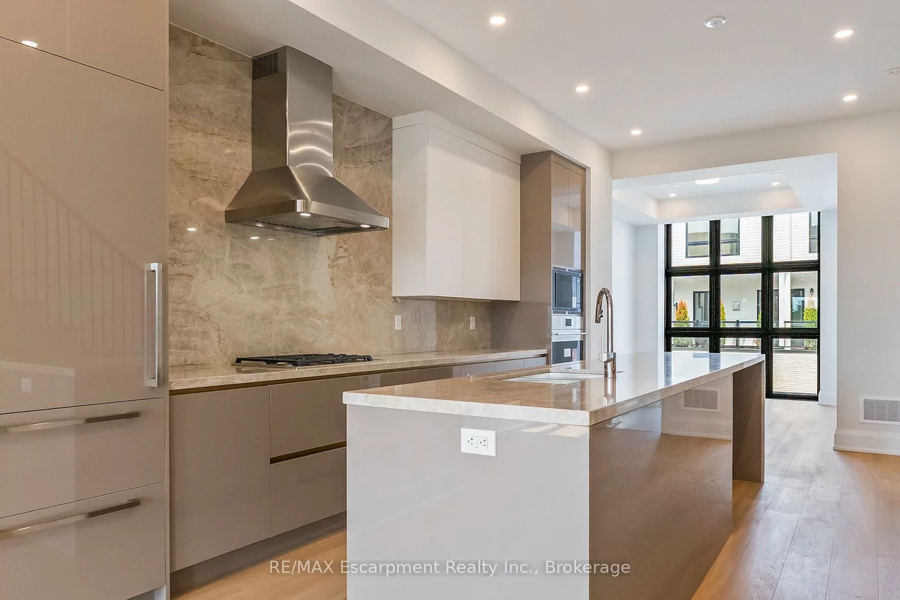 138, East, 1001 - BR Bronte, Oakville
